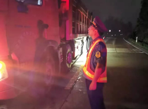 下雨天“治超”行動不停 貨車過磅檢查絡(luò)繹不絕