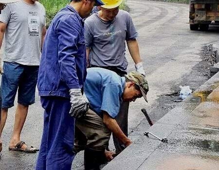 坎市發(fā)運(yùn)站組織人員對該站地磅進(jìn)行常規(guī)檢測