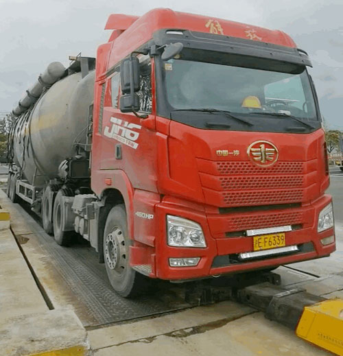 治超行動(dòng)中車(chē)輛過(guò)磅現(xiàn)場(chǎng)